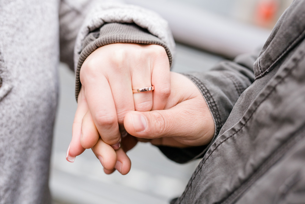 Paarshooting am Hamburger Hafen bei Regen mit Heiratsantrag